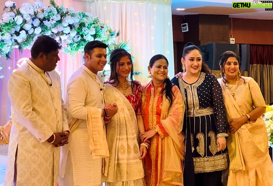 Aditi Sajwan - 185.3K Likes - Dev ❤️ Aarti Ki Shaadi ✨✨✨

#reception #devaarti #teambaalveer #memories