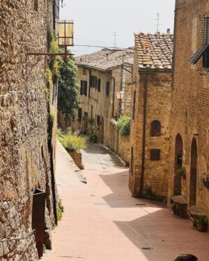 Adriana Arboleda Instagram - Historia, arte, vino arquitectura, aterdeceres, olores, música, y mucha pasta!
 
Un verano inolvidable en Italia.

#Italia #travelmemories