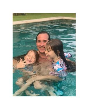 Adriana Arboleda Instagram - Feliz día papá..Te amamos!!! ❤️❤️❤️ @haroldeder