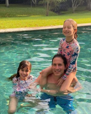 Adriana Arboleda Instagram - Feliz día papá..Te amamos!!! ❤️❤️❤️ @haroldeder