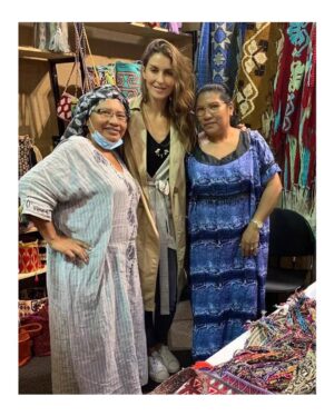Adriana Arboleda Instagram - Quiero invitarlos a visitar la feria de artesanías, dejarse sorprender  con  todo el talento y tradición de nuestro país y comprar regalos que trascienden al objeto, regalos que impacten a una comunidad. Comunidades  artesanas que  viajan desde muy lejos a traernos un pedazo de su tierra hecho arte… 

En @vistetedecolombia los esperamos en el stand 326 del pabellón 3.  Un espacio que evidencia el trabajo colectivo entre  artesanos, marcas y diseñadores que desde un territorio pleno de magia y origen se unen en la creatividad. 

Recuerda en esta navidad regalar lo nuestro! 
Vestirse  de Origen, es vestirse  de Colombia! 

@artesaniasdecolombia
@mincomercio
@fontour 
@corferias 
@expoartesanias