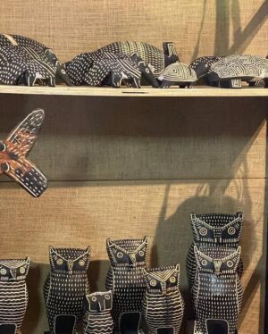 Adriana Arboleda Instagram - Quiero invitarlos a visitar la feria de artesanías, dejarse sorprender  con  todo el talento y tradición de nuestro país y comprar regalos que trascienden al objeto, regalos que impacten a una comunidad. Comunidades  artesanas que  viajan desde muy lejos a traernos un pedazo de su tierra hecho arte… 

En @vistetedecolombia los esperamos en el stand 326 del pabellón 3.  Un espacio que evidencia el trabajo colectivo entre  artesanos, marcas y diseñadores que desde un territorio pleno de magia y origen se unen en la creatividad. 

Recuerda en esta navidad regalar lo nuestro! 
Vestirse  de Origen, es vestirse  de Colombia! 

@artesaniasdecolombia
@mincomercio
@fontour 
@corferias 
@expoartesanias