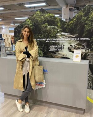 Adriana Arboleda Instagram - Quiero invitarlos a visitar la feria de artesanías, dejarse sorprender  con  todo el talento y tradición de nuestro país y comprar regalos que trascienden al objeto, regalos que impacten a una comunidad. Comunidades  artesanas que  viajan desde muy lejos a traernos un pedazo de su tierra hecho arte… 

En @vistetedecolombia los esperamos en el stand 326 del pabellón 3.  Un espacio que evidencia el trabajo colectivo entre  artesanos, marcas y diseñadores que desde un territorio pleno de magia y origen se unen en la creatividad. 

Recuerda en esta navidad regalar lo nuestro! 
Vestirse  de Origen, es vestirse  de Colombia! 

@artesaniasdecolombia
@mincomercio
@fontour 
@corferias 
@expoartesanias