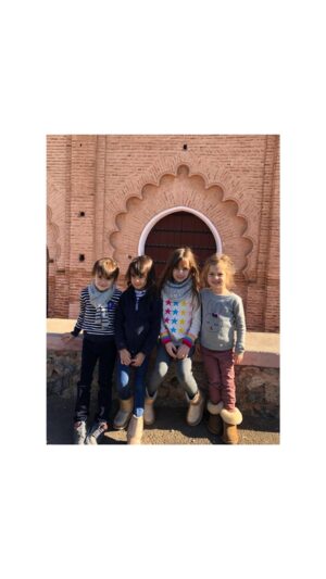 Adriana Arboleda Instagram - Un viaje a otras tierras, otras formas de vivir y sentir... ✨

Una experiencia en familia  al corazón de otra cultura rodeados de texturas, olores y colores que nos sirvieron para recordarle a mis hijas, la inmensidad del planeta que habitamos y lo diversos que somos... 🌍 Tan diversos,  pero en el fondo lo mismo! 

#traveltheworld #tbt #marruecos🇲🇦