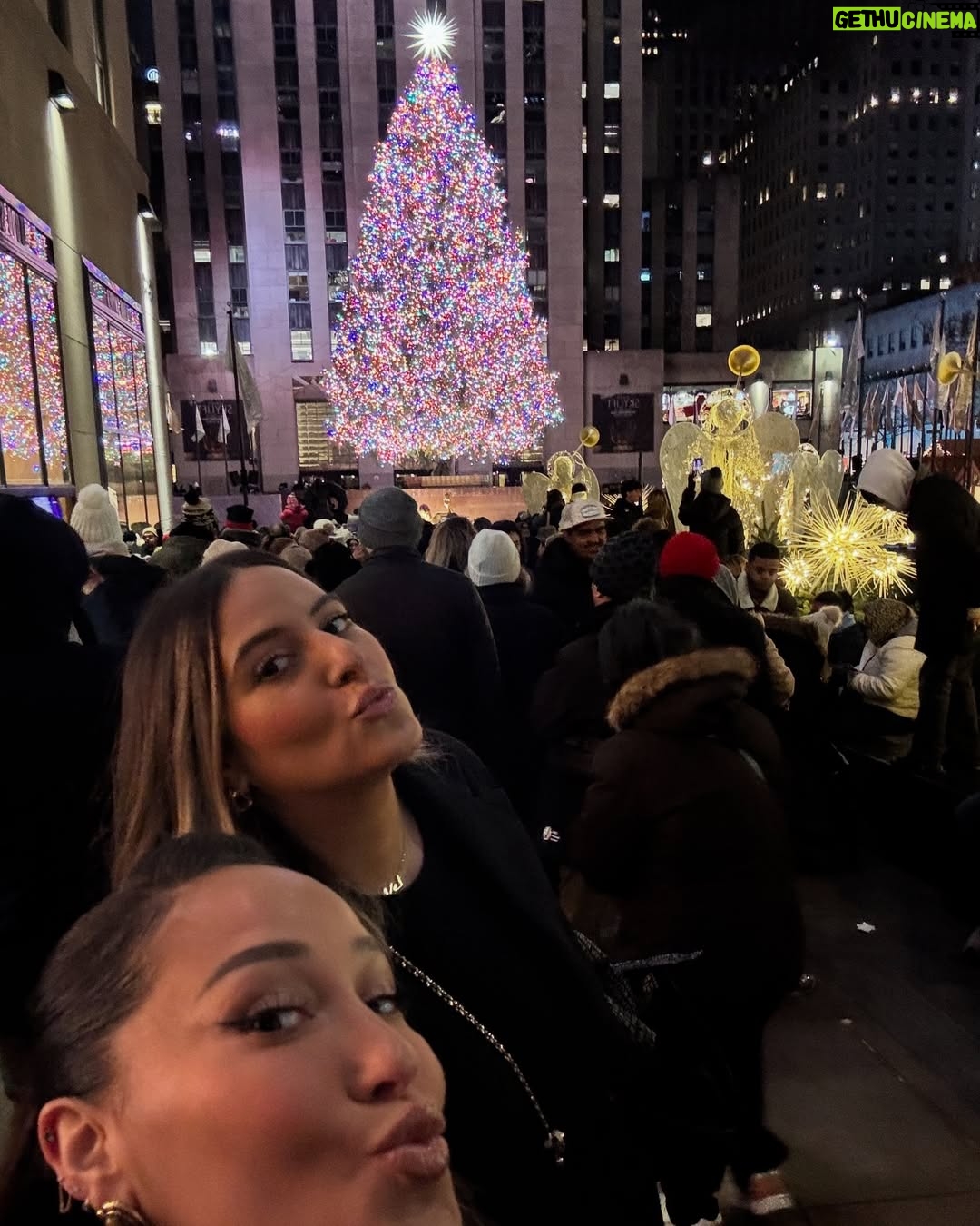 Adrienne Bailon-Houghton - 102.2K Likes - December is off to a great start… 
🎄📷
