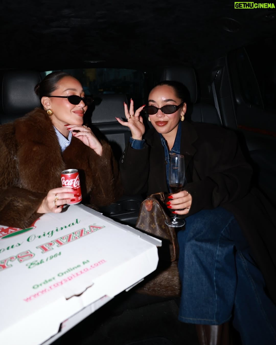 Adrienne Bailon-Houghton - 87.5K Likes - Merry Christmas ya filthy animals ‼️
📷 @tylerpatrickkenny