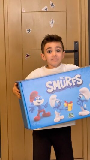 Aggeliki Daliani Instagram - Back to childhood mode! 💙🎁 Unboxing με στρουμφάκια και... συγγνώμη Νικήτα, αλλά η μαμά παίζει πρώτη! 😆🤭

#smurfs #giochipreziosihellas #gptoys