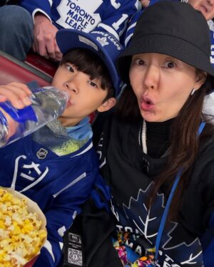 Ahn Sun-Young Instagram - #dreamscometrue 💙
토론토에 와서 @mapleleafs 홈경기장서 
홈팀 #NHL 경기직관!! 
게다가 라이벌팀인 @montrealcanadiansoffical  와 경기인지라
주말 경기티켓은 리셀이 아니면 구할수도 없고, 
부르는게 값.. (여긴 리셀이 합법이네요. 당근처럼 경기티켓 리셀중개하는 사이트도 따로 이뜸) 인데 이걸 어찌어찌 사긴했는데.::

토론토 시내가 파랗게 물든 경기당일 토요일, 신나라하는 애 손잡고 한시간전 경기장에 도착했는데... 티켓오피스 가서 물어보니, 티켓을 거기서 교환해주는게 아니라 이메일로, 리셀러가 “직접”보낸 티켓이 wired 되어서 내 메일에 와있어야하는거여뜸😳

난 결제문자도착과 이메일로 티켓거래완료 떠서 안심하고 신나서 온건데.. 티켓이 없대... 🥶😱

거의 울것같은 표정으로 티켓오피스 직원한테 나 서울서 왔고 우리애 소원이 이거 경기보능건데.. 나좀 도와주세..요호.., 😰 해댔더니 리셀플랫폼 CS센터 번호를 줬고 전화해 그저 AI처럼, “티켓 거래 끝났고, 그 티켓이 이멜로 올때까지 기다려~ ” 하는 직원에게, 박정자의 “백세개의 모노로그” 독백여배우마냥 “ 나는 하키를 하는 어린 아들을 위해 몇달을 준비하고 힘든 휴가를 내어 all the way from Seoul 14시간 비행을 해서 이경기장을 왔고, 나는 어린 내 아들과 다시는 캐나다 토론토에 못올지도 모르며 돈이 문제가 아니라 몇주전부터 ”이 경기“ 직관을 기대한 어린 영혼에게 상처주고싶지않다 제발 도와줘... please..."를 외쳐대고 난리부르스를 한끝에.,, 

경기 30분이 이미 지난 2쿼터에 가까스로 입장 .. 
(세상에서 제일 긴 한시간반의 기다림과 통화여뜸🥵) 했다는 ... 

아이손을 잡고 뛰어 자리를 찾아앉고 중간정빙시간에 누구보다 빨리 뛰어 기념품가게에서 좋아하는 선수 유니폼을 사서 입히고 팝콘을 쥐어주고.. 
”우리 세상에서 제일 신나게 경기보자!! 오케이?? “ 

그덕인지, 0;0으로 연장전까지 간끝에 역전골로 응원팀 이기는 것도 보고, 홈팀 열띤 응원도 같이하고, 
누구보다 찐한 추억하나 제대로 추가. 

하키의 H도 모르던 난데🫢
#hockeymomlife 🏒🇨🇦
#니덕에해보는수많은첫경험💕 
#사랑해바로야❤ 
@baro_seo