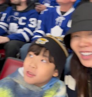Ahn Sun-Young Instagram - #dreamscometrue 💙
토론토에 와서 @mapleleafs 홈경기장서 
홈팀 #NHL 경기직관!! 
게다가 라이벌팀인 @montrealcanadiansoffical  와 경기인지라
주말 경기티켓은 리셀이 아니면 구할수도 없고, 
부르는게 값.. (여긴 리셀이 합법이네요. 당근처럼 경기티켓 리셀중개하는 사이트도 따로 이뜸) 인데 이걸 어찌어찌 사긴했는데.::

토론토 시내가 파랗게 물든 경기당일 토요일, 신나라하는 애 손잡고 한시간전 경기장에 도착했는데... 티켓오피스 가서 물어보니, 티켓을 거기서 교환해주는게 아니라 이메일로, 리셀러가 “직접”보낸 티켓이 wired 되어서 내 메일에 와있어야하는거여뜸😳

난 결제문자도착과 이메일로 티켓거래완료 떠서 안심하고 신나서 온건데.. 티켓이 없대... 🥶😱

거의 울것같은 표정으로 티켓오피스 직원한테 나 서울서 왔고 우리애 소원이 이거 경기보능건데.. 나좀 도와주세..요호.., 😰 해댔더니 리셀플랫폼 CS센터 번호를 줬고 전화해 그저 AI처럼, “티켓 거래 끝났고, 그 티켓이 이멜로 올때까지 기다려~ ” 하는 직원에게, 박정자의 “백세개의 모노로그” 독백여배우마냥 “ 나는 하키를 하는 어린 아들을 위해 몇달을 준비하고 힘든 휴가를 내어 all the way from Seoul 14시간 비행을 해서 이경기장을 왔고, 나는 어린 내 아들과 다시는 캐나다 토론토에 못올지도 모르며 돈이 문제가 아니라 몇주전부터 ”이 경기“ 직관을 기대한 어린 영혼에게 상처주고싶지않다 제발 도와줘... please..."를 외쳐대고 난리부르스를 한끝에.,, 

경기 30분이 이미 지난 2쿼터에 가까스로 입장 .. 
(세상에서 제일 긴 한시간반의 기다림과 통화여뜸🥵) 했다는 ... 

아이손을 잡고 뛰어 자리를 찾아앉고 중간정빙시간에 누구보다 빨리 뛰어 기념품가게에서 좋아하는 선수 유니폼을 사서 입히고 팝콘을 쥐어주고.. 
”우리 세상에서 제일 신나게 경기보자!! 오케이?? “ 

그덕인지, 0;0으로 연장전까지 간끝에 역전골로 응원팀 이기는 것도 보고, 홈팀 열띤 응원도 같이하고, 
누구보다 찐한 추억하나 제대로 추가. 

하키의 H도 모르던 난데🫢
#hockeymomlife 🏒🇨🇦
#니덕에해보는수많은첫경험💕 
#사랑해바로야❤ 
@baro_seo