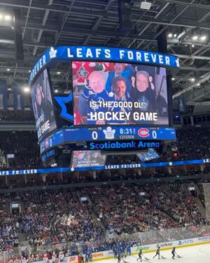 Ahn Sun-Young Instagram - #dreamscometrue 💙
토론토에 와서 @mapleleafs 홈경기장서 
홈팀 #NHL 경기직관!! 
게다가 라이벌팀인 @montrealcanadiansoffical  와 경기인지라
주말 경기티켓은 리셀이 아니면 구할수도 없고, 
부르는게 값.. (여긴 리셀이 합법이네요. 당근처럼 경기티켓 리셀중개하는 사이트도 따로 이뜸) 인데 이걸 어찌어찌 사긴했는데.::

토론토 시내가 파랗게 물든 경기당일 토요일, 신나라하는 애 손잡고 한시간전 경기장에 도착했는데... 티켓오피스 가서 물어보니, 티켓을 거기서 교환해주는게 아니라 이메일로, 리셀러가 “직접”보낸 티켓이 wired 되어서 내 메일에 와있어야하는거여뜸😳

난 결제문자도착과 이메일로 티켓거래완료 떠서 안심하고 신나서 온건데.. 티켓이 없대... 🥶😱

거의 울것같은 표정으로 티켓오피스 직원한테 나 서울서 왔고 우리애 소원이 이거 경기보능건데.. 나좀 도와주세..요호.., 😰 해댔더니 리셀플랫폼 CS센터 번호를 줬고 전화해 그저 AI처럼, “티켓 거래 끝났고, 그 티켓이 이멜로 올때까지 기다려~ ” 하는 직원에게, 박정자의 “백세개의 모노로그” 독백여배우마냥 “ 나는 하키를 하는 어린 아들을 위해 몇달을 준비하고 힘든 휴가를 내어 all the way from Seoul 14시간 비행을 해서 이경기장을 왔고, 나는 어린 내 아들과 다시는 캐나다 토론토에 못올지도 모르며 돈이 문제가 아니라 몇주전부터 ”이 경기“ 직관을 기대한 어린 영혼에게 상처주고싶지않다 제발 도와줘... please..."를 외쳐대고 난리부르스를 한끝에.,, 

경기 30분이 이미 지난 2쿼터에 가까스로 입장 .. 
(세상에서 제일 긴 한시간반의 기다림과 통화여뜸🥵) 했다는 ... 

아이손을 잡고 뛰어 자리를 찾아앉고 중간정빙시간에 누구보다 빨리 뛰어 기념품가게에서 좋아하는 선수 유니폼을 사서 입히고 팝콘을 쥐어주고.. 
”우리 세상에서 제일 신나게 경기보자!! 오케이?? “ 

그덕인지, 0;0으로 연장전까지 간끝에 역전골로 응원팀 이기는 것도 보고, 홈팀 열띤 응원도 같이하고, 
누구보다 찐한 추억하나 제대로 추가. 

하키의 H도 모르던 난데🫢
#hockeymomlife 🏒🇨🇦
#니덕에해보는수많은첫경험💕 
#사랑해바로야❤ 
@baro_seo