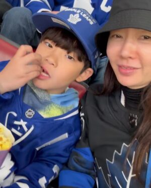 Ahn Sun-Young Instagram - #dreamscometrue 💙
토론토에 와서 @mapleleafs 홈경기장서 
홈팀 #NHL 경기직관!! 
게다가 라이벌팀인 @montrealcanadiansoffical  와 경기인지라
주말 경기티켓은 리셀이 아니면 구할수도 없고, 
부르는게 값.. (여긴 리셀이 합법이네요. 당근처럼 경기티켓 리셀중개하는 사이트도 따로 이뜸) 인데 이걸 어찌어찌 사긴했는데.::

토론토 시내가 파랗게 물든 경기당일 토요일, 신나라하는 애 손잡고 한시간전 경기장에 도착했는데... 티켓오피스 가서 물어보니, 티켓을 거기서 교환해주는게 아니라 이메일로, 리셀러가 “직접”보낸 티켓이 wired 되어서 내 메일에 와있어야하는거여뜸😳

난 결제문자도착과 이메일로 티켓거래완료 떠서 안심하고 신나서 온건데.. 티켓이 없대... 🥶😱

거의 울것같은 표정으로 티켓오피스 직원한테 나 서울서 왔고 우리애 소원이 이거 경기보능건데.. 나좀 도와주세..요호.., 😰 해댔더니 리셀플랫폼 CS센터 번호를 줬고 전화해 그저 AI처럼, “티켓 거래 끝났고, 그 티켓이 이멜로 올때까지 기다려~ ” 하는 직원에게, 박정자의 “백세개의 모노로그” 독백여배우마냥 “ 나는 하키를 하는 어린 아들을 위해 몇달을 준비하고 힘든 휴가를 내어 all the way from Seoul 14시간 비행을 해서 이경기장을 왔고, 나는 어린 내 아들과 다시는 캐나다 토론토에 못올지도 모르며 돈이 문제가 아니라 몇주전부터 ”이 경기“ 직관을 기대한 어린 영혼에게 상처주고싶지않다 제발 도와줘... please..."를 외쳐대고 난리부르스를 한끝에.,, 

경기 30분이 이미 지난 2쿼터에 가까스로 입장 .. 
(세상에서 제일 긴 한시간반의 기다림과 통화여뜸🥵) 했다는 ... 

아이손을 잡고 뛰어 자리를 찾아앉고 중간정빙시간에 누구보다 빨리 뛰어 기념품가게에서 좋아하는 선수 유니폼을 사서 입히고 팝콘을 쥐어주고.. 
”우리 세상에서 제일 신나게 경기보자!! 오케이?? “ 

그덕인지, 0;0으로 연장전까지 간끝에 역전골로 응원팀 이기는 것도 보고, 홈팀 열띤 응원도 같이하고, 
누구보다 찐한 추억하나 제대로 추가. 

하키의 H도 모르던 난데🫢
#hockeymomlife 🏒🇨🇦
#니덕에해보는수많은첫경험💕 
#사랑해바로야❤ 
@baro_seo
