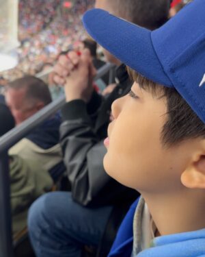 Ahn Sun-Young Instagram - #dreamscometrue 💙
토론토에 와서 @mapleleafs 홈경기장서 
홈팀 #NHL 경기직관!! 
게다가 라이벌팀인 @montrealcanadiansoffical  와 경기인지라
주말 경기티켓은 리셀이 아니면 구할수도 없고, 
부르는게 값.. (여긴 리셀이 합법이네요. 당근처럼 경기티켓 리셀중개하는 사이트도 따로 이뜸) 인데 이걸 어찌어찌 사긴했는데.::

토론토 시내가 파랗게 물든 경기당일 토요일, 신나라하는 애 손잡고 한시간전 경기장에 도착했는데... 티켓오피스 가서 물어보니, 티켓을 거기서 교환해주는게 아니라 이메일로, 리셀러가 “직접”보낸 티켓이 wired 되어서 내 메일에 와있어야하는거여뜸😳

난 결제문자도착과 이메일로 티켓거래완료 떠서 안심하고 신나서 온건데.. 티켓이 없대... 🥶😱

거의 울것같은 표정으로 티켓오피스 직원한테 나 서울서 왔고 우리애 소원이 이거 경기보능건데.. 나좀 도와주세..요호.., 😰 해댔더니 리셀플랫폼 CS센터 번호를 줬고 전화해 그저 AI처럼, “티켓 거래 끝났고, 그 티켓이 이멜로 올때까지 기다려~ ” 하는 직원에게, 박정자의 “백세개의 모노로그” 독백여배우마냥 “ 나는 하키를 하는 어린 아들을 위해 몇달을 준비하고 힘든 휴가를 내어 all the way from Seoul 14시간 비행을 해서 이경기장을 왔고, 나는 어린 내 아들과 다시는 캐나다 토론토에 못올지도 모르며 돈이 문제가 아니라 몇주전부터 ”이 경기“ 직관을 기대한 어린 영혼에게 상처주고싶지않다 제발 도와줘... please..."를 외쳐대고 난리부르스를 한끝에.,, 

경기 30분이 이미 지난 2쿼터에 가까스로 입장 .. 
(세상에서 제일 긴 한시간반의 기다림과 통화여뜸🥵) 했다는 ... 

아이손을 잡고 뛰어 자리를 찾아앉고 중간정빙시간에 누구보다 빨리 뛰어 기념품가게에서 좋아하는 선수 유니폼을 사서 입히고 팝콘을 쥐어주고.. 
”우리 세상에서 제일 신나게 경기보자!! 오케이?? “ 

그덕인지, 0;0으로 연장전까지 간끝에 역전골로 응원팀 이기는 것도 보고, 홈팀 열띤 응원도 같이하고, 
누구보다 찐한 추억하나 제대로 추가. 

하키의 H도 모르던 난데🫢
#hockeymomlife 🏒🇨🇦
#니덕에해보는수많은첫경험💕 
#사랑해바로야❤ 
@baro_seo