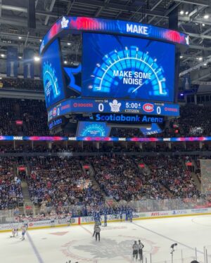 Ahn Sun-Young Instagram - #dreamscometrue 💙
토론토에 와서 @mapleleafs 홈경기장서 
홈팀 #NHL 경기직관!! 
게다가 라이벌팀인 @montrealcanadiansoffical  와 경기인지라
주말 경기티켓은 리셀이 아니면 구할수도 없고, 
부르는게 값.. (여긴 리셀이 합법이네요. 당근처럼 경기티켓 리셀중개하는 사이트도 따로 이뜸) 인데 이걸 어찌어찌 사긴했는데.::

토론토 시내가 파랗게 물든 경기당일 토요일, 신나라하는 애 손잡고 한시간전 경기장에 도착했는데... 티켓오피스 가서 물어보니, 티켓을 거기서 교환해주는게 아니라 이메일로, 리셀러가 “직접”보낸 티켓이 wired 되어서 내 메일에 와있어야하는거여뜸😳

난 결제문자도착과 이메일로 티켓거래완료 떠서 안심하고 신나서 온건데.. 티켓이 없대... 🥶😱

거의 울것같은 표정으로 티켓오피스 직원한테 나 서울서 왔고 우리애 소원이 이거 경기보능건데.. 나좀 도와주세..요호.., 😰 해댔더니 리셀플랫폼 CS센터 번호를 줬고 전화해 그저 AI처럼, “티켓 거래 끝났고, 그 티켓이 이멜로 올때까지 기다려~ ” 하는 직원에게, 박정자의 “백세개의 모노로그” 독백여배우마냥 “ 나는 하키를 하는 어린 아들을 위해 몇달을 준비하고 힘든 휴가를 내어 all the way from Seoul 14시간 비행을 해서 이경기장을 왔고, 나는 어린 내 아들과 다시는 캐나다 토론토에 못올지도 모르며 돈이 문제가 아니라 몇주전부터 ”이 경기“ 직관을 기대한 어린 영혼에게 상처주고싶지않다 제발 도와줘... please..."를 외쳐대고 난리부르스를 한끝에.,, 

경기 30분이 이미 지난 2쿼터에 가까스로 입장 .. 
(세상에서 제일 긴 한시간반의 기다림과 통화여뜸🥵) 했다는 ... 

아이손을 잡고 뛰어 자리를 찾아앉고 중간정빙시간에 누구보다 빨리 뛰어 기념품가게에서 좋아하는 선수 유니폼을 사서 입히고 팝콘을 쥐어주고.. 
”우리 세상에서 제일 신나게 경기보자!! 오케이?? “ 

그덕인지, 0;0으로 연장전까지 간끝에 역전골로 응원팀 이기는 것도 보고, 홈팀 열띤 응원도 같이하고, 
누구보다 찐한 추억하나 제대로 추가. 

하키의 H도 모르던 난데🫢
#hockeymomlife 🏒🇨🇦
#니덕에해보는수많은첫경험💕 
#사랑해바로야❤ 
@baro_seo