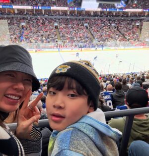 Ahn Sun-Young Instagram - #dreamscometrue 💙
토론토에 와서 @mapleleafs 홈경기장서 
홈팀 #NHL 경기직관!! 
게다가 라이벌팀인 @montrealcanadiansoffical  와 경기인지라
주말 경기티켓은 리셀이 아니면 구할수도 없고, 
부르는게 값.. (여긴 리셀이 합법이네요. 당근처럼 경기티켓 리셀중개하는 사이트도 따로 이뜸) 인데 이걸 어찌어찌 사긴했는데.::

토론토 시내가 파랗게 물든 경기당일 토요일, 신나라하는 애 손잡고 한시간전 경기장에 도착했는데... 티켓오피스 가서 물어보니, 티켓을 거기서 교환해주는게 아니라 이메일로, 리셀러가 “직접”보낸 티켓이 wired 되어서 내 메일에 와있어야하는거여뜸😳

난 결제문자도착과 이메일로 티켓거래완료 떠서 안심하고 신나서 온건데.. 티켓이 없대... 🥶😱

거의 울것같은 표정으로 티켓오피스 직원한테 나 서울서 왔고 우리애 소원이 이거 경기보능건데.. 나좀 도와주세..요호.., 😰 해댔더니 리셀플랫폼 CS센터 번호를 줬고 전화해 그저 AI처럼, “티켓 거래 끝났고, 그 티켓이 이멜로 올때까지 기다려~ ” 하는 직원에게, 박정자의 “백세개의 모노로그” 독백여배우마냥 “ 나는 하키를 하는 어린 아들을 위해 몇달을 준비하고 힘든 휴가를 내어 all the way from Seoul 14시간 비행을 해서 이경기장을 왔고, 나는 어린 내 아들과 다시는 캐나다 토론토에 못올지도 모르며 돈이 문제가 아니라 몇주전부터 ”이 경기“ 직관을 기대한 어린 영혼에게 상처주고싶지않다 제발 도와줘... please..."를 외쳐대고 난리부르스를 한끝에.,, 

경기 30분이 이미 지난 2쿼터에 가까스로 입장 .. 
(세상에서 제일 긴 한시간반의 기다림과 통화여뜸🥵) 했다는 ... 

아이손을 잡고 뛰어 자리를 찾아앉고 중간정빙시간에 누구보다 빨리 뛰어 기념품가게에서 좋아하는 선수 유니폼을 사서 입히고 팝콘을 쥐어주고.. 
”우리 세상에서 제일 신나게 경기보자!! 오케이?? “ 

그덕인지, 0;0으로 연장전까지 간끝에 역전골로 응원팀 이기는 것도 보고, 홈팀 열띤 응원도 같이하고, 
누구보다 찐한 추억하나 제대로 추가. 

하키의 H도 모르던 난데🫢
#hockeymomlife 🏒🇨🇦
#니덕에해보는수많은첫경험💕 
#사랑해바로야❤ 
@baro_seo