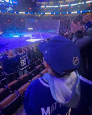 Ahn Sun-Young Instagram - #dreamscometrue 💙
토론토에 와서 @mapleleafs 홈경기장서 
홈팀 #NHL 경기직관!! 
게다가 라이벌팀인 @montrealcanadiansoffical  와 경기인지라
주말 경기티켓은 리셀이 아니면 구할수도 없고, 
부르는게 값.. (여긴 리셀이 합법이네요. 당근처럼 경기티켓 리셀중개하는 사이트도 따로 이뜸) 인데 이걸 어찌어찌 사긴했는데.::

토론토 시내가 파랗게 물든 경기당일 토요일, 신나라하는 애 손잡고 한시간전 경기장에 도착했는데... 티켓오피스 가서 물어보니, 티켓을 거기서 교환해주는게 아니라 이메일로, 리셀러가 “직접”보낸 티켓이 wired 되어서 내 메일에 와있어야하는거여뜸😳

난 결제문자도착과 이메일로 티켓거래완료 떠서 안심하고 신나서 온건데.. 티켓이 없대... 🥶😱

거의 울것같은 표정으로 티켓오피스 직원한테 나 서울서 왔고 우리애 소원이 이거 경기보능건데.. 나좀 도와주세..요호.., 😰 해댔더니 리셀플랫폼 CS센터 번호를 줬고 전화해 그저 AI처럼, “티켓 거래 끝났고, 그 티켓이 이멜로 올때까지 기다려~ ” 하는 직원에게, 박정자의 “백세개의 모노로그” 독백여배우마냥 “ 나는 하키를 하는 어린 아들을 위해 몇달을 준비하고 힘든 휴가를 내어 all the way from Seoul 14시간 비행을 해서 이경기장을 왔고, 나는 어린 내 아들과 다시는 캐나다 토론토에 못올지도 모르며 돈이 문제가 아니라 몇주전부터 ”이 경기“ 직관을 기대한 어린 영혼에게 상처주고싶지않다 제발 도와줘... please..."를 외쳐대고 난리부르스를 한끝에.,, 

경기 30분이 이미 지난 2쿼터에 가까스로 입장 .. 
(세상에서 제일 긴 한시간반의 기다림과 통화여뜸🥵) 했다는 ... 

아이손을 잡고 뛰어 자리를 찾아앉고 중간정빙시간에 누구보다 빨리 뛰어 기념품가게에서 좋아하는 선수 유니폼을 사서 입히고 팝콘을 쥐어주고.. 
”우리 세상에서 제일 신나게 경기보자!! 오케이?? “ 

그덕인지, 0;0으로 연장전까지 간끝에 역전골로 응원팀 이기는 것도 보고, 홈팀 열띤 응원도 같이하고, 
누구보다 찐한 추억하나 제대로 추가. 

하키의 H도 모르던 난데🫢
#hockeymomlife 🏒🇨🇦
#니덕에해보는수많은첫경험💕 
#사랑해바로야❤ 
@baro_seo