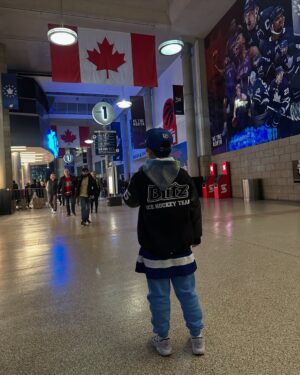 Ahn Sun-Young Instagram - #dreamscometrue 💙
토론토에 와서 @mapleleafs 홈경기장서 
홈팀 #NHL 경기직관!! 
게다가 라이벌팀인 @montrealcanadiansoffical  와 경기인지라
주말 경기티켓은 리셀이 아니면 구할수도 없고, 
부르는게 값.. (여긴 리셀이 합법이네요. 당근처럼 경기티켓 리셀중개하는 사이트도 따로 이뜸) 인데 이걸 어찌어찌 사긴했는데.::

토론토 시내가 파랗게 물든 경기당일 토요일, 신나라하는 애 손잡고 한시간전 경기장에 도착했는데... 티켓오피스 가서 물어보니, 티켓을 거기서 교환해주는게 아니라 이메일로, 리셀러가 “직접”보낸 티켓이 wired 되어서 내 메일에 와있어야하는거여뜸😳

난 결제문자도착과 이메일로 티켓거래완료 떠서 안심하고 신나서 온건데.. 티켓이 없대... 🥶😱

거의 울것같은 표정으로 티켓오피스 직원한테 나 서울서 왔고 우리애 소원이 이거 경기보능건데.. 나좀 도와주세..요호.., 😰 해댔더니 리셀플랫폼 CS센터 번호를 줬고 전화해 그저 AI처럼, “티켓 거래 끝났고, 그 티켓이 이멜로 올때까지 기다려~ ” 하는 직원에게, 박정자의 “백세개의 모노로그” 독백여배우마냥 “ 나는 하키를 하는 어린 아들을 위해 몇달을 준비하고 힘든 휴가를 내어 all the way from Seoul 14시간 비행을 해서 이경기장을 왔고, 나는 어린 내 아들과 다시는 캐나다 토론토에 못올지도 모르며 돈이 문제가 아니라 몇주전부터 ”이 경기“ 직관을 기대한 어린 영혼에게 상처주고싶지않다 제발 도와줘... please..."를 외쳐대고 난리부르스를 한끝에.,, 

경기 30분이 이미 지난 2쿼터에 가까스로 입장 .. 
(세상에서 제일 긴 한시간반의 기다림과 통화여뜸🥵) 했다는 ... 

아이손을 잡고 뛰어 자리를 찾아앉고 중간정빙시간에 누구보다 빨리 뛰어 기념품가게에서 좋아하는 선수 유니폼을 사서 입히고 팝콘을 쥐어주고.. 
”우리 세상에서 제일 신나게 경기보자!! 오케이?? “ 

그덕인지, 0;0으로 연장전까지 간끝에 역전골로 응원팀 이기는 것도 보고, 홈팀 열띤 응원도 같이하고, 
누구보다 찐한 추억하나 제대로 추가. 

하키의 H도 모르던 난데🫢
#hockeymomlife 🏒🇨🇦
#니덕에해보는수많은첫경험💕 
#사랑해바로야❤ 
@baro_seo