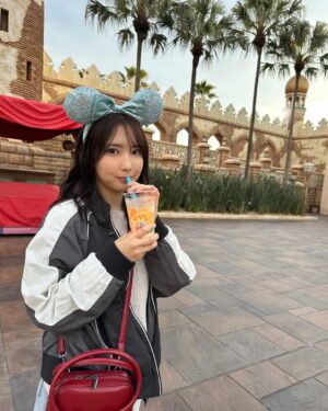 Aika Sawaguchi Instagram - 大好きなエルサに会えたの嬉しかったし、お母さん近すぎるし