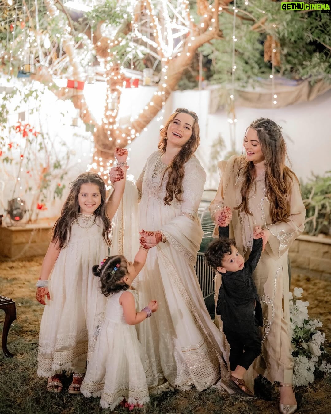 Aiman Khan - 252.7K Likes - First Eid picture with Minal and hasan ♥️
Hahha can you see the struggle ?