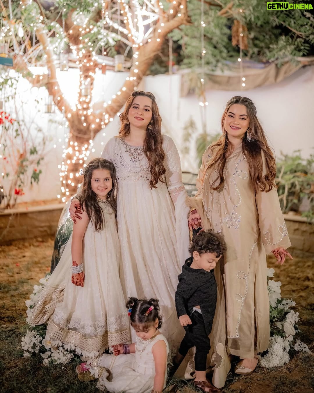 Aiman Khan - 252.7K Likes - First Eid picture with Minal and hasan ♥️
Hahha can you see the struggle ?