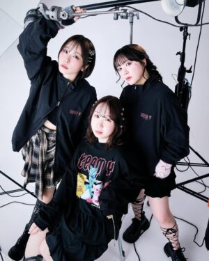 Aimi Instagram - ✨【チームY × ITZAVIBE】✨

◾️発売期間◾️
3/24 18:00 ~ 4/7 17:59

https://www.sixty-percent.com/collaborations/202503-teamy-itzavibe_cl

声優である「佐々木未来（ささきみこい）・伊藤彩沙（いとうあやさ）・愛美（あいみ）」による声優ユニット「チームY」と、猫がアイコニックな韓国ブランド「ITZAVIBE（イッザバイブ）」のコレボレーションアイテムが発売。

アイテムは、チームYが声優はもちろん歌やバンド活動も行っていることから、楽器を演奏した猫がプリントされたITZAVIBEコラボレーションならではのデザインとなっています。

チームYのコラボアパレルが発売中です✨

よろしくお願いしますっ！！！

#愛美 #AIMI #チームY