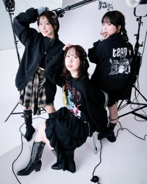 Aimi Instagram - ✨【チームY × ITZAVIBE】✨

◾️発売期間◾️
3/24 18:00 ~ 4/7 17:59

https://www.sixty-percent.com/collaborations/202503-teamy-itzavibe_cl

声優である「佐々木未来（ささきみこい）・伊藤彩沙（いとうあやさ）・愛美（あいみ）」による声優ユニット「チームY」と、猫がアイコニックな韓国ブランド「ITZAVIBE（イッザバイブ）」のコレボレーションアイテムが発売。

アイテムは、チームYが声優はもちろん歌やバンド活動も行っていることから、楽器を演奏した猫がプリントされたITZAVIBEコラボレーションならではのデザインとなっています。

チームYのコラボアパレルが発売中です✨

よろしくお願いしますっ！！！

#愛美 #AIMI #チームY