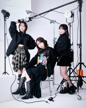 Aimi Instagram - ✨【チームY × ITZAVIBE】✨

◾️発売期間◾️
3/24 18:00 ~ 4/7 17:59

https://www.sixty-percent.com/collaborations/202503-teamy-itzavibe_cl

声優である「佐々木未来（ささきみこい）・伊藤彩沙（いとうあやさ）・愛美（あいみ）」による声優ユニット「チームY」と、猫がアイコニックな韓国ブランド「ITZAVIBE（イッザバイブ）」のコレボレーションアイテムが発売。

アイテムは、チームYが声優はもちろん歌やバンド活動も行っていることから、楽器を演奏した猫がプリントされたITZAVIBEコラボレーションならではのデザインとなっています。

チームYのコラボアパレルが発売中です✨

よろしくお願いしますっ！！！

#愛美 #AIMI #チームY