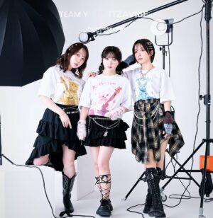 Aimi Instagram - ✨【チームY × ITZAVIBE】✨

声優である「佐々木未来（ささきみこい）・伊藤彩沙（いとうあやさ）・愛美（あいみ）」による声優ユニット「チームY」と、猫がアイコニックな韓国ブランド「ITZAVIBE（イッザバイブ）」のコレボレーションアイテムが発売。

アイテムは、チームYが声優はもちろん歌やバンド活動も行っていることから、楽器を演奏した猫がプリントされたITZAVIBEコラボレーションならではのデザインとなっています。

◾️発売期間◾️
3/24 18:00 ~ 4/7 17:59

https://www.sixty-percent.com/collaborations/202503-teamy-itzavibe_cl

チームYのコラボアパレルが発売中です✨

よろしくお願いしますっ！！！

#愛美 #チームY #AIMI