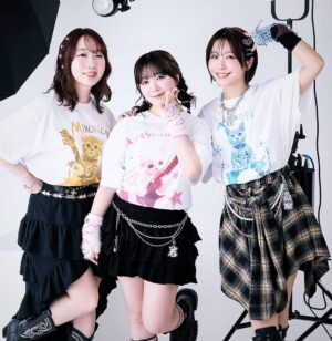 Aimi Instagram - ✨【チームY × ITZAVIBE】✨

声優である「佐々木未来（ささきみこい）・伊藤彩沙（いとうあやさ）・愛美（あいみ）」による声優ユニット「チームY」と、猫がアイコニックな韓国ブランド「ITZAVIBE（イッザバイブ）」のコレボレーションアイテムが発売。

アイテムは、チームYが声優はもちろん歌やバンド活動も行っていることから、楽器を演奏した猫がプリントされたITZAVIBEコラボレーションならではのデザインとなっています。

◾️発売期間◾️
3/24 18:00 ~ 4/7 17:59

https://www.sixty-percent.com/collaborations/202503-teamy-itzavibe_cl

チームYのコラボアパレルが発売中です✨

よろしくお願いしますっ！！！

#愛美 #チームY #AIMI