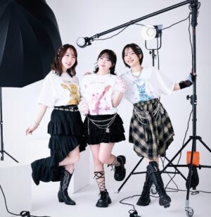 Aimi Instagram - ✨【チームY × ITZAVIBE】✨

声優である「佐々木未来（ささきみこい）・伊藤彩沙（いとうあやさ）・愛美（あいみ）」による声優ユニット「チームY」と、猫がアイコニックな韓国ブランド「ITZAVIBE（イッザバイブ）」のコレボレーションアイテムが発売。

アイテムは、チームYが声優はもちろん歌やバンド活動も行っていることから、楽器を演奏した猫がプリントされたITZAVIBEコラボレーションならではのデザインとなっています。

◾️発売期間◾️
3/24 18:00 ~ 4/7 17:59

https://www.sixty-percent.com/collaborations/202503-teamy-itzavibe_cl

チームYのコラボアパレルが発売中です✨

よろしくお願いしますっ！！！

#愛美 #チームY #AIMI