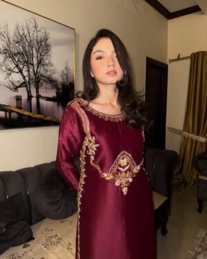 Aina Asif Instagram - EID MUBARAK! We will ignore how I got ready at 8PM. Absolutely love my dress by @sidrat_couture