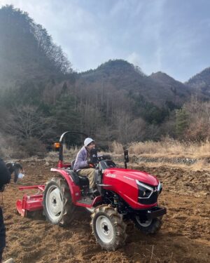 Airi Matsui Instagram - テレビ東京
「何ひとつ無駄にしないプロジェクト」

第三弾、本日12時よりオンエアです。

みんなで開墾作業してます！

開墾して野菜を育てて、大変だけどすごく楽しい！
毎回色んな事を勉強しながらみんなと一緒に頑張ってます☺️

ぜひ、見てね。