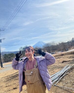 Airi Matsui Instagram - テレビ東京
「何ひとつ無駄にしないプロジェクト」

第三弾、本日12時よりオンエアです。

みんなで開墾作業してます！

開墾して野菜を育てて、大変だけどすごく楽しい！
毎回色んな事を勉強しながらみんなと一緒に頑張ってます☺️

ぜひ、見てね。
