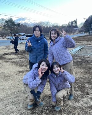 Airi Matsui Instagram - テレビ東京
「何ひとつ無駄にしないプロジェクト」

第三弾、本日12時よりオンエアです。

みんなで開墾作業してます！

開墾して野菜を育てて、大変だけどすごく楽しい！
毎回色んな事を勉強しながらみんなと一緒に頑張ってます☺️

ぜひ、見てね。