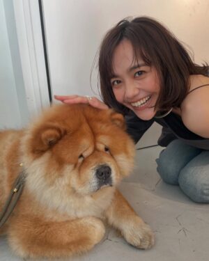 Airi Matsui Instagram - スタジオにいた🐶ちゃん。
ぬいぐるみみたいでもふもふ〜✨

お顔がたまらなくかわいくてツボでした🤎