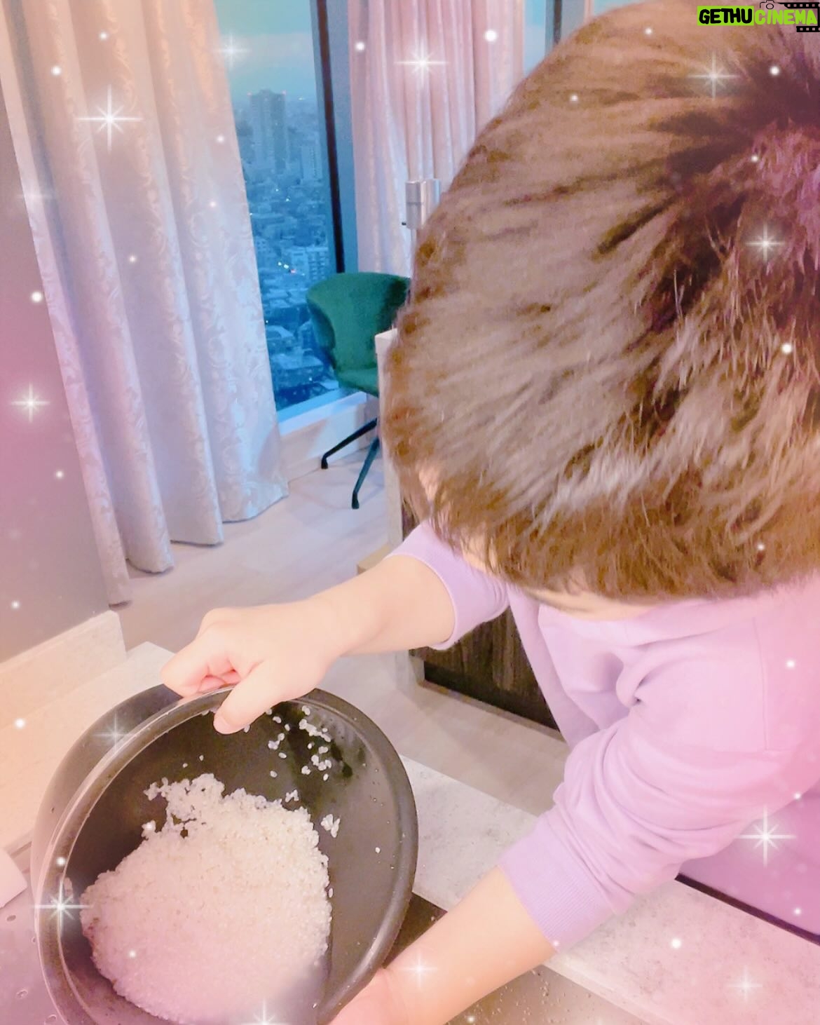 Airi Taira - 45.1K Likes - バンビーノクッキング😍
夜ごはんを作ろうとすると「僕が作るから‼︎ママは赤ちゃんの面倒みといて」と指示された😅
ならば!やって頂こう😎と本当に任せてみた✌️
フライパンも自分でだして火も自分でつけて強火も弱火加減も全てやってる‼︎😳
作りながら弟達を気にしては「もう少しで出来るからね!」と声かけて嬉しそうに調理してる😆
これはもしや🤩
ご飯の炊き方も教えたら今後やってくれるんじゃないか⁈と期待を込めて教えてみた✨
1回教えただけ‼︎
翌日にはスイッチスタートまで押せて完璧な仕上がり‼︎‼︎驚)
玉子焼き
2色丼
鮭と玉子チャーハン
お魚もお肉も焼けちゃう‼︎
頼れる時のバンビーノは本当に助けてくれる🥹
#バンビーノ#7歳#クッキング#レパートリー増えてる#ご飯も炊けるようになった#ワンオペ育児中#連日#バンビーノが夜ごはん作ってくれた#美味しいから凄い#みんなおかわりする#お料理するのが好きみたい#将来は長友シェフだね#って言ったら#僕はサッカー選手だから#だって#😂#お料理むいてると思うんだけどナ#いい子モードのバンビーノにはものすごく頼れて私もハッピー