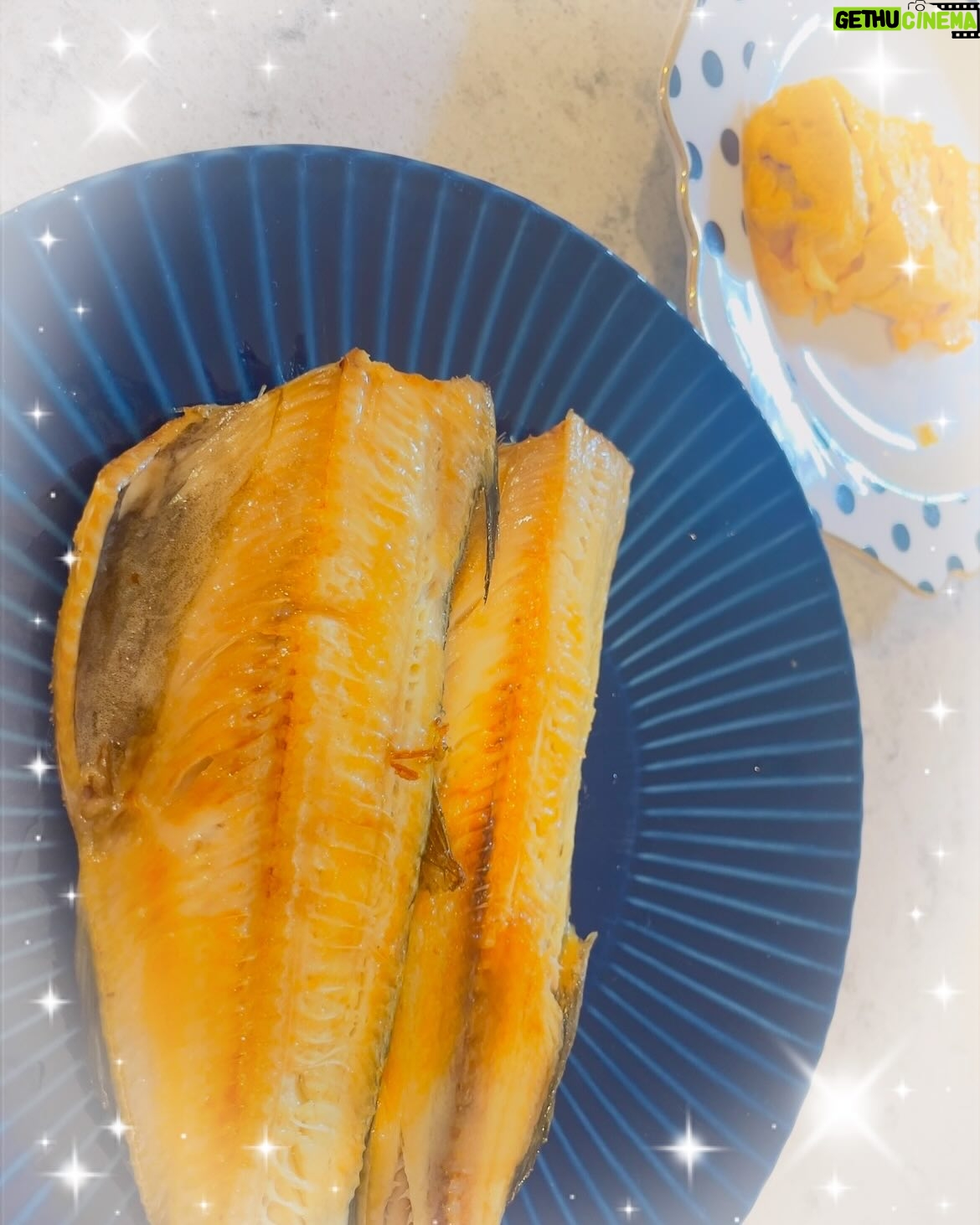 Airi Taira - 45.1K Likes - バンビーノクッキング😍
夜ごはんを作ろうとすると「僕が作るから‼︎ママは赤ちゃんの面倒みといて」と指示された😅
ならば!やって頂こう😎と本当に任せてみた✌️
フライパンも自分でだして火も自分でつけて強火も弱火加減も全てやってる‼︎😳
作りながら弟達を気にしては「もう少しで出来るからね!」と声かけて嬉しそうに調理してる😆
これはもしや🤩
ご飯の炊き方も教えたら今後やってくれるんじゃないか⁈と期待を込めて教えてみた✨
1回教えただけ‼︎
翌日にはスイッチスタートまで押せて完璧な仕上がり‼︎‼︎驚)
玉子焼き
2色丼
鮭と玉子チャーハン
お魚もお肉も焼けちゃう‼︎
頼れる時のバンビーノは本当に助けてくれる🥹
#バンビーノ#7歳#クッキング#レパートリー増えてる#ご飯も炊けるようになった#ワンオペ育児中#連日#バンビーノが夜ごはん作ってくれた#美味しいから凄い#みんなおかわりする#お料理するのが好きみたい#将来は長友シェフだね#って言ったら#僕はサッカー選手だから#だって#😂#お料理むいてると思うんだけどナ#いい子モードのバンビーノにはものすごく頼れて私もハッピー
