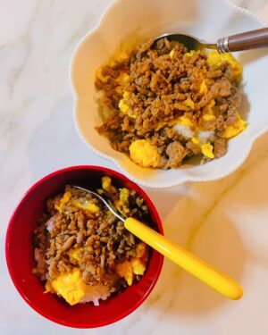 Airi Taira Instagram - バンビーノクッキング😍

夜ごはんを作ろうとすると「僕が作るから‼︎ママは赤ちゃんの面倒みといて」と指示された😅

ならば！やって頂こう😎と本当に任せてみた✌️

フライパンも自分でだして火も自分でつけて強火も弱火加減も全てやってる‼︎😳

作りながら弟達を気にしては「もう少しで出来るからね!」と声かけて嬉しそうに調理してる😆

これはもしや🤩
ご飯の炊き方も教えたら今後やってくれるんじゃないか⁈と期待を込めて教えてみた✨

1回教えただけ‼︎
翌日にはスイッチスタートまで押せて完璧な仕上がり‼︎‼︎驚)

玉子焼き
2色丼
鮭と玉子チャーハン
お魚もお肉も焼けちゃう‼︎

頼れる時のバンビーノは本当に助けてくれる🥹
#バンビーノ#7歳#クッキング#レパートリー増えてる#ご飯も炊けるようになった#ワンオペ育児中#連日#バンビーノが夜ごはん作ってくれた#美味しいから凄い#みんなおかわりする#お料理するのが好きみたい#将来は長友シェフだね#って言ったら#僕はサッカー選手だから#だって#😂#お料理むいてると思うんだけどナ#いい子モードのバンビーノにはものすごく頼れて私もハッピー