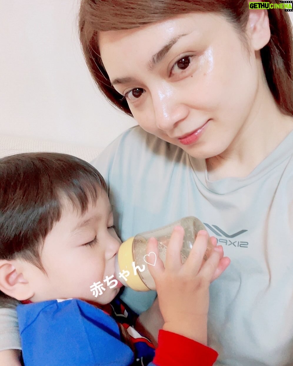 Airi Taira - 30.2K Likes - 今日は睡眠の日😌
カオス達の寝かしつけはベッドに入っても時間がかかる🥲
寝相はすっかりバラバラでたまにぶつかり合ってる⁈なんて日もある😅
そんな時は一人ひとり抱きかかえて元の位置に戻すけど重くなってて成長感じる✨
まだまだ4男児みんな手がかかるから自分の疲労回復は効率的にSIXPADのRecovery Wear Sleepを着て寝るとします😍
ほんとにオススメです♡
@sixpad_official
#PR #平愛梨 #SIXPAD
#リカバリーウェア
#着るだけで疲労回復
#睡眠 #パジャマ
#疲労回復