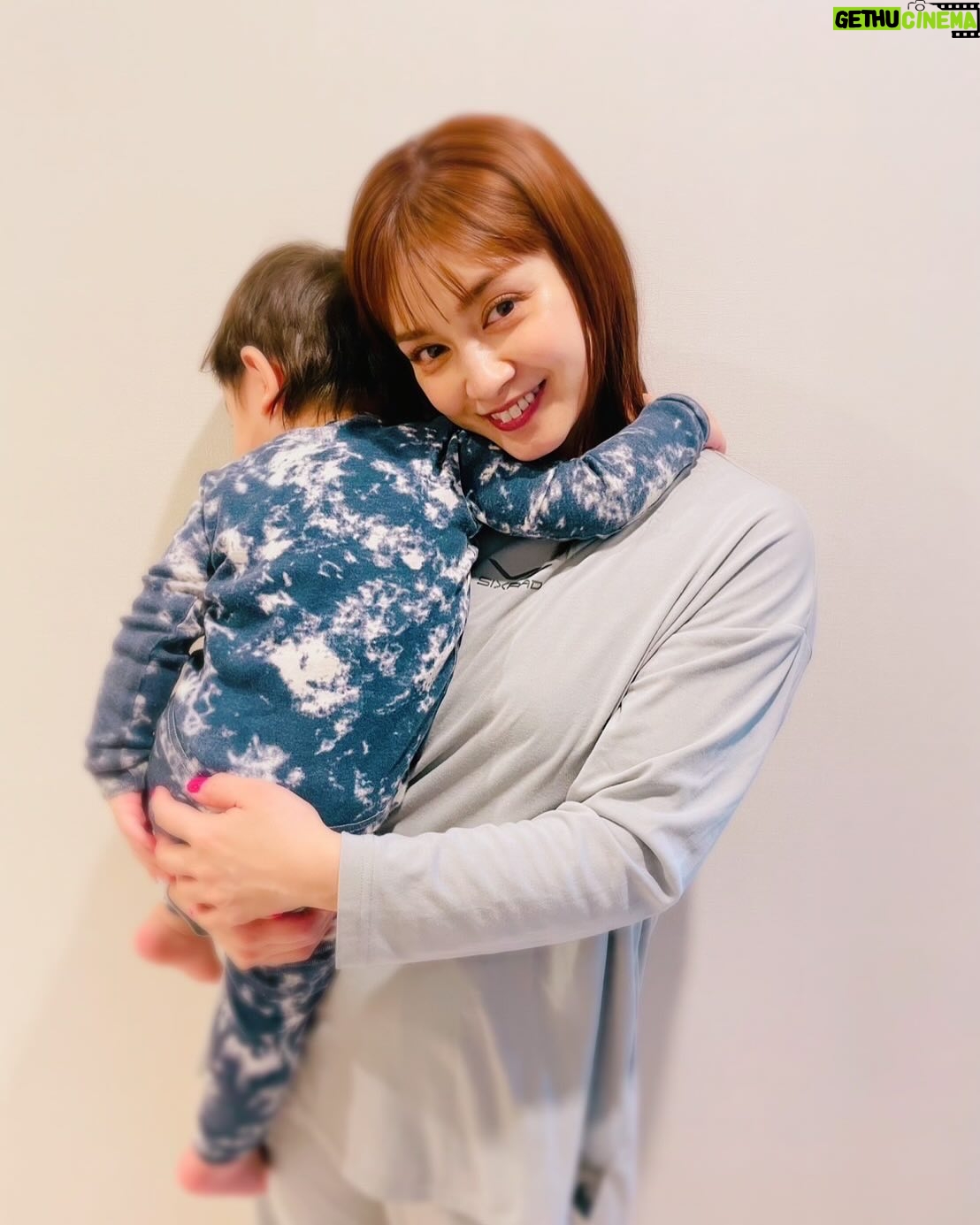 Airi Taira - 30.2K Likes - 今日は睡眠の日😌
カオス達の寝かしつけはベッドに入っても時間がかかる🥲
寝相はすっかりバラバラでたまにぶつかり合ってる⁈なんて日もある😅
そんな時は一人ひとり抱きかかえて元の位置に戻すけど重くなってて成長感じる✨
まだまだ4男児みんな手がかかるから自分の疲労回復は効率的にSIXPADのRecovery Wear Sleepを着て寝るとします😍
ほんとにオススメです♡
@sixpad_official
#PR #平愛梨 #SIXPAD
#リカバリーウェア
#着るだけで疲労回復
#睡眠 #パジャマ
#疲労回復