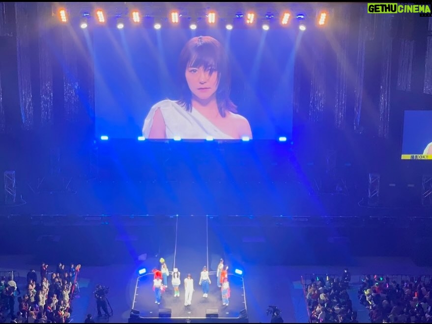 Airi Taira - 28.7K Likes - 沖縄アクターズスクール完全復活祭✨
これまでに沖縄で行われていたライブ✨
すっごい見たかったけどカオス達を連れて沖縄までは行けず🥲
と思ったら⁈
日本武道館で大復活祭⁈
行きたいけど夜はさすがに出れず…
諦めていた😔
が、しかし‼︎
新たな情報が‼︎✨
「AKINAさんが出演する」と入手した‼︎‼︎
10代から寮生活も一緒だったAKINAさんはある日、一緒に歩いてる街中で「私ね、いつか武道館でライブやりたいの‼︎」と言ってミュージカルの曲を歌って聴かせてくれた‼︎
可愛いくて目をキラキラさせて小鳥のようなチャーミングで優しい美しい声✨
14歳で出逢って一緒にレッスンさせてもらってた時からAKINAさんの一生懸命で手を抜かない姿はずっと見てきました‼︎
日本武道館に立たれたAKINAさんの登場(夢)を見れたことが本当に嬉しかった😭涙)
寮生活で一緒だった同い年の石川愛理さんの歌って踊る姿も生で見ることができて嬉しかった🥹
D&Dのちかの姉さんやOliviaさんも見れて嬉しかった♡
司会のゆっきー兄さんは言葉のインパクトが凄くて面白かった🤣涙)
パワフルでフレッシュなB.B WAVESの子供達に「好きな食べ物は?」と聞いて勝手に「なめろう」と言って🤣ゆっきー兄さんの色が溢れていて最高に楽しかった‼︎
まさかの堤幸彦監督もサプライズで登場しビックリ嬉しかった🥹涙)
DA PUMPさん、MAXさん、島袋寛子さん、知念里奈さん‼︎
10代の頃から見させて頂いてきたステージは当時に感じた気持ちと今も変わることなく本当にいつだってずっとずっと格好いい😭♥️
先輩のステージを見ると普段の育児疲れも忘れて無心になれて幸(さち)だけで包んでもらえた気になる✨
14歳の時に初めて見たステージは衝撃で今もずっと忘れない‼︎
SHINOBU兄ちゃん、YUKINARI兄さんにも会えて特別ステージを見れたのもたまらなく嬉しかった‼︎
日本武道館に出演された全てのアーティストさんがキレッキレのダンス、耳に残る歌声、自信溢れるパフォーマンスをお披露目されててどの瞬間も本当に凄かったです‼︎👏
私も受けてきた事務所のレッスン‼︎
アクターズスクールではないけど一時期、牧野アンナさんの生徒だった‼︎
厳しくて恐くて一生懸命でどんな状況でも筋を通す強い女性だった‼︎
優しさを持つべき基本があって人の為に一生懸命生きる強い力がある牧野アンナさんだからこそ、こんなにも素晴らしい人たちが誕生されたんだと思いました。
「アクターズスクール」と聞くだけで、凄い‼︎という印象が昔からありましたが、新生デビューされた方々を見て、「本当に凄い」と驚きました‼︎‼︎‼︎
この日本武道館でしか見られない特別なライブ‼︎
見れたことに感謝します🥹涙)
#アクターズスクール完全復活祭#日本武道館#AKINAさんの夢が叶った#豪華なアーティスト#次から次へのバトンタッチが釘付けでした#牧野アンナさんに出会えたアクターズスクール出身の皆さんが本当に幸せそうだった#だからこそ#見れた私も幸せに感じた#子供達を子守りしてくれた#グランマ#papa#シェフ#Yマネージャー#ありがとうございました#一生に一度しか見られない大ステージ#見れたことに感無量