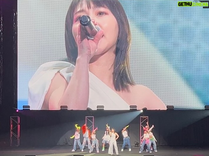 Airi Taira - 28.7K Likes - 沖縄アクターズスクール完全復活祭✨
これまでに沖縄で行われていたライブ✨
すっごい見たかったけどカオス達を連れて沖縄までは行けず🥲
と思ったら⁈
日本武道館で大復活祭⁈
行きたいけど夜はさすがに出れず…
諦めていた😔
が、しかし‼︎
新たな情報が‼︎✨
「AKINAさんが出演する」と入手した‼︎‼︎
10代から寮生活も一緒だったAKINAさんはある日、一緒に歩いてる街中で「私ね、いつか武道館でライブやりたいの‼︎」と言ってミュージカルの曲を歌って聴かせてくれた‼︎
可愛いくて目をキラキラさせて小鳥のようなチャーミングで優しい美しい声✨
14歳で出逢って一緒にレッスンさせてもらってた時からAKINAさんの一生懸命で手を抜かない姿はずっと見てきました‼︎
日本武道館に立たれたAKINAさんの登場(夢)を見れたことが本当に嬉しかった😭涙)
寮生活で一緒だった同い年の石川愛理さんの歌って踊る姿も生で見ることができて嬉しかった🥹
D&Dのちかの姉さんやOliviaさんも見れて嬉しかった♡
司会のゆっきー兄さんは言葉のインパクトが凄くて面白かった🤣涙)
パワフルでフレッシュなB.B WAVESの子供達に「好きな食べ物は?」と聞いて勝手に「なめろう」と言って🤣ゆっきー兄さんの色が溢れていて最高に楽しかった‼︎
まさかの堤幸彦監督もサプライズで登場しビックリ嬉しかった🥹涙)
DA PUMPさん、MAXさん、島袋寛子さん、知念里奈さん‼︎
10代の頃から見させて頂いてきたステージは当時に感じた気持ちと今も変わることなく本当にいつだってずっとずっと格好いい😭♥️
先輩のステージを見ると普段の育児疲れも忘れて無心になれて幸(さち)だけで包んでもらえた気になる✨
14歳の時に初めて見たステージは衝撃で今もずっと忘れない‼︎
SHINOBU兄ちゃん、YUKINARI兄さんにも会えて特別ステージを見れたのもたまらなく嬉しかった‼︎
日本武道館に出演された全てのアーティストさんがキレッキレのダンス、耳に残る歌声、自信溢れるパフォーマンスをお披露目されててどの瞬間も本当に凄かったです‼︎👏
私も受けてきた事務所のレッスン‼︎
アクターズスクールではないけど一時期、牧野アンナさんの生徒だった‼︎
厳しくて恐くて一生懸命でどんな状況でも筋を通す強い女性だった‼︎
優しさを持つべき基本があって人の為に一生懸命生きる強い力がある牧野アンナさんだからこそ、こんなにも素晴らしい人たちが誕生されたんだと思いました。
「アクターズスクール」と聞くだけで、凄い‼︎という印象が昔からありましたが、新生デビューされた方々を見て、「本当に凄い」と驚きました‼︎‼︎‼︎
この日本武道館でしか見られない特別なライブ‼︎
見れたことに感謝します🥹涙)
#アクターズスクール完全復活祭#日本武道館#AKINAさんの夢が叶った#豪華なアーティスト#次から次へのバトンタッチが釘付けでした#牧野アンナさんに出会えたアクターズスクール出身の皆さんが本当に幸せそうだった#だからこそ#見れた私も幸せに感じた#子供達を子守りしてくれた#グランマ#papa#シェフ#Yマネージャー#ありがとうございました#一生に一度しか見られない大ステージ#見れたことに感無量