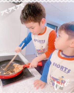 Airi Taira Instagram - バンビーノクッキング😍

夜ごはんを作ろうとすると「僕が作るから‼︎ママは赤ちゃんの面倒みといて」と指示された😅

ならば！やって頂こう😎と本当に任せてみた✌️

フライパンも自分でだして火も自分でつけて強火も弱火加減も全てやってる‼︎😳

作りながら弟達を気にしては「もう少しで出来るからね!」と声かけて嬉しそうに調理してる😆

これはもしや🤩
ご飯の炊き方も教えたら今後やってくれるんじゃないか⁈と期待を込めて教えてみた✨

1回教えただけ‼︎
翌日にはスイッチスタートまで押せて完璧な仕上がり‼︎‼︎驚)

玉子焼き
2色丼
鮭と玉子チャーハン
お魚もお肉も焼けちゃう‼︎

頼れる時のバンビーノは本当に助けてくれる🥹
#バンビーノ#7歳#クッキング#レパートリー増えてる#ご飯も炊けるようになった#ワンオペ育児中#連日#バンビーノが夜ごはん作ってくれた#美味しいから凄い#みんなおかわりする#お料理するのが好きみたい#将来は長友シェフだね#って言ったら#僕はサッカー選手だから#だって#😂#お料理むいてると思うんだけどナ#いい子モードのバンビーノにはものすごく頼れて私もハッピー