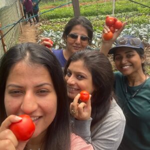 Aishwarya Raghu Instagram - Cheers to all these amazing peeps 🥂

#retreat #fun #photodump #nature #sunkissed
