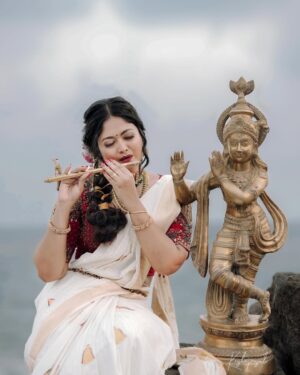 Aishwarya Ramsai Instagram - 🦚ഹൃദയം നിറഞ്ഞ വിഷു ആശംസകൾ🪷🌼🌺🌸

:
Makeup @bheeshma_makeupartist @ladiva_hair_makeup 
Dop: @krishna_prasad_g_s @anto_albert_121 
Saree : @southloom 
Blouse : @krisha_onyourbigday 
Ornaments: @riddhi_rental_jewellery 

:
#happyvishu #aishwaryaramsai #photoshoot #blessed #krishnalove #radheradhe #bekind #staysafe