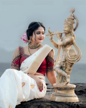 Aishwarya Ramsai Instagram - 🦚ഹൃദയം നിറഞ്ഞ വിഷു ആശംസകൾ🪷🌼🌺🌸

:
Makeup @bheeshma_makeupartist @ladiva_hair_makeup 
Dop: @krishna_prasad_g_s @anto_albert_121 
Saree : @southloom 
Blouse : @krisha_onyourbigday 
Ornaments: @riddhi_rental_jewellery 

:
#happyvishu #aishwaryaramsai #photoshoot #blessed #krishnalove #radheradhe #bekind #staysafe