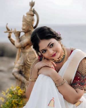 Aishwarya Ramsai Instagram - 🦚ഹൃദയം നിറഞ്ഞ വിഷു ആശംസകൾ🪷🌼🌺🌸

:
Makeup @bheeshma_makeupartist @ladiva_hair_makeup 
Dop: @krishna_prasad_g_s @anto_albert_121 
Saree : @southloom 
Blouse : @krisha_onyourbigday 
Ornaments: @riddhi_rental_jewellery 

:
#happyvishu #aishwaryaramsai #photoshoot #blessed #krishnalove #radheradhe #bekind #staysafe