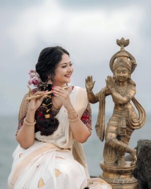 Aishwarya Ramsai Instagram - 🦚ഹൃദയം നിറഞ്ഞ വിഷു ആശംസകൾ🪷🌼🌺🌸

:
Makeup @bheeshma_makeupartist @ladiva_hair_makeup 
Dop: @krishna_prasad_g_s @anto_albert_121 
Saree : @southloom 
Blouse : @krisha_onyourbigday 
Ornaments: @riddhi_rental_jewellery 

:
#happyvishu #aishwaryaramsai #photoshoot #blessed #krishnalove #radheradhe #bekind #staysafe