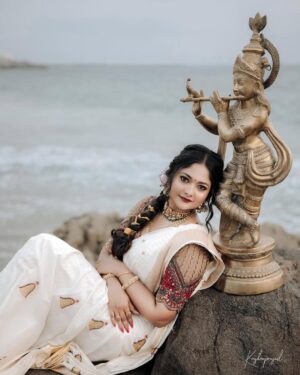 Aishwarya Ramsai Instagram - 🦚ഹൃദയം നിറഞ്ഞ വിഷു ആശംസകൾ🪷🌼🌺🌸

:
Makeup @bheeshma_makeupartist @ladiva_hair_makeup 
Dop: @krishna_prasad_g_s @anto_albert_121 
Saree : @southloom 
Blouse : @krisha_onyourbigday 
Ornaments: @riddhi_rental_jewellery 

:
#happyvishu #aishwaryaramsai #photoshoot #blessed #krishnalove #radheradhe #bekind #staysafe