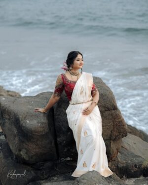Aishwarya Ramsai Instagram - 🦚ഹൃദയം നിറഞ്ഞ വിഷു ആശംസകൾ🪷🌼🌺🌸

:
Makeup @bheeshma_makeupartist @ladiva_hair_makeup 
Dop: @krishna_prasad_g_s @anto_albert_121 
Saree : @southloom 
Blouse : @krisha_onyourbigday 
Ornaments: @riddhi_rental_jewellery 

:
#happyvishu #aishwaryaramsai #photoshoot #blessed #krishnalove #radheradhe #bekind #staysafe