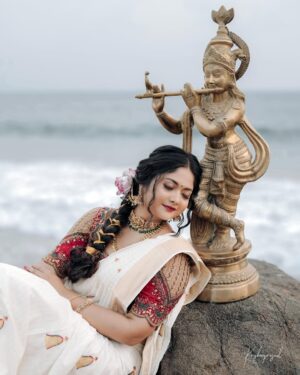 Aishwarya Ramsai Instagram - 🦚ഹൃദയം നിറഞ്ഞ വിഷു ആശംസകൾ🪷🌼🌺🌸

:
Makeup @bheeshma_makeupartist @ladiva_hair_makeup 
Dop: @krishna_prasad_g_s @anto_albert_121 
Saree : @southloom 
Blouse : @krisha_onyourbigday 
Ornaments: @riddhi_rental_jewellery 

:
#happyvishu #aishwaryaramsai #photoshoot #blessed #krishnalove #radheradhe #bekind #staysafe